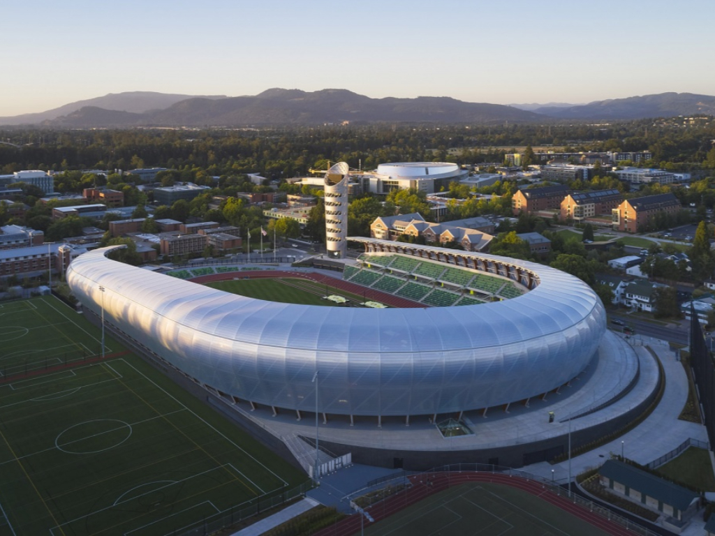 木結(jié)構(gòu)與ETFE膜結(jié)構(gòu)屋面，俄勒岡大學(xué)創(chuàng)新田徑場(chǎng)館